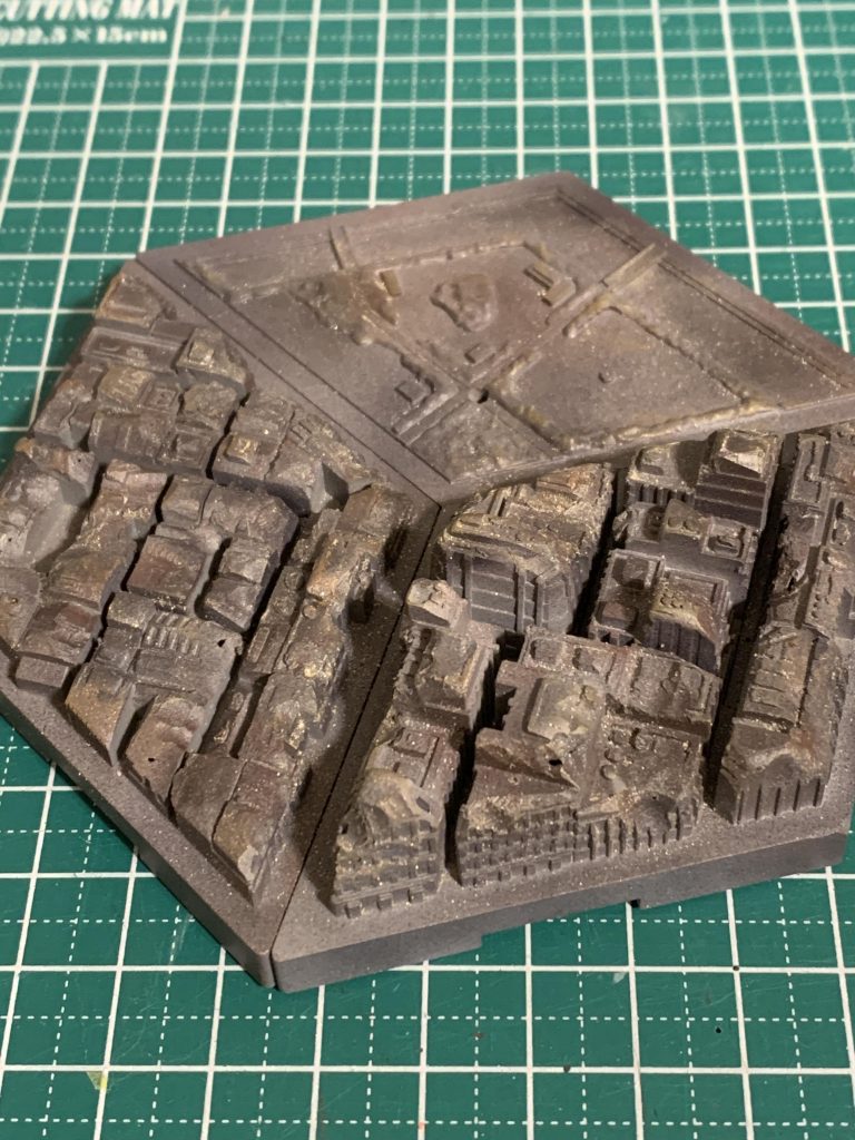 カスタマイズシーンベースは、ルーターなどで傷をつけ、焼け野原をイメージしました。