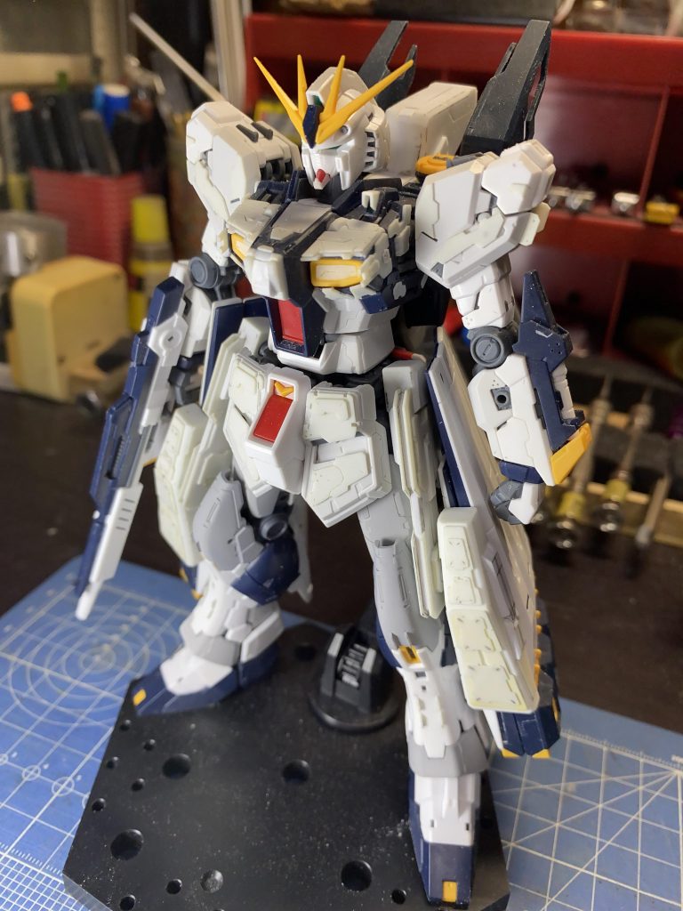 キットにもともとある装甲の展開ギミックは生かした上で工作しています。