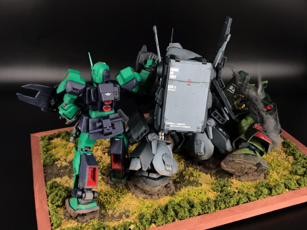 最後に後ろからの視点湿地帯の地面をMSが踏み荒らしてるので足元に少し地面と足が擦れて泥が盛り上がってる感じや水溜りに泥が広がってるようなイメージで情景を作りました。