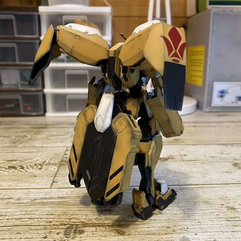 パックパックの白い部分と腕、肩に合わせ目処理を施しました。一番めんどかったのがパックパック。一度内部とスラスター部を塗装してから接着し、再び塗装しました。