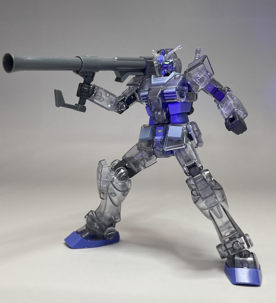 塗装はカメラアイと腰のVマークだけ。カメラアイは蛍光イエローにしたので、ブラックライトを当てると光ってカッコいいです。