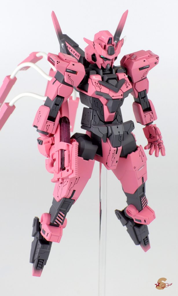 右手に持ったP90はリトルアーモリーのキットを流用。持ち手はそのままでは握れないので、改修を施しています(ここが1番苦労しました)