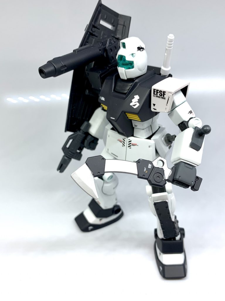 島内という戦闘区域が狭い中戦うので取り回しの良いナイフを標準装備している。(主人公は左利き)