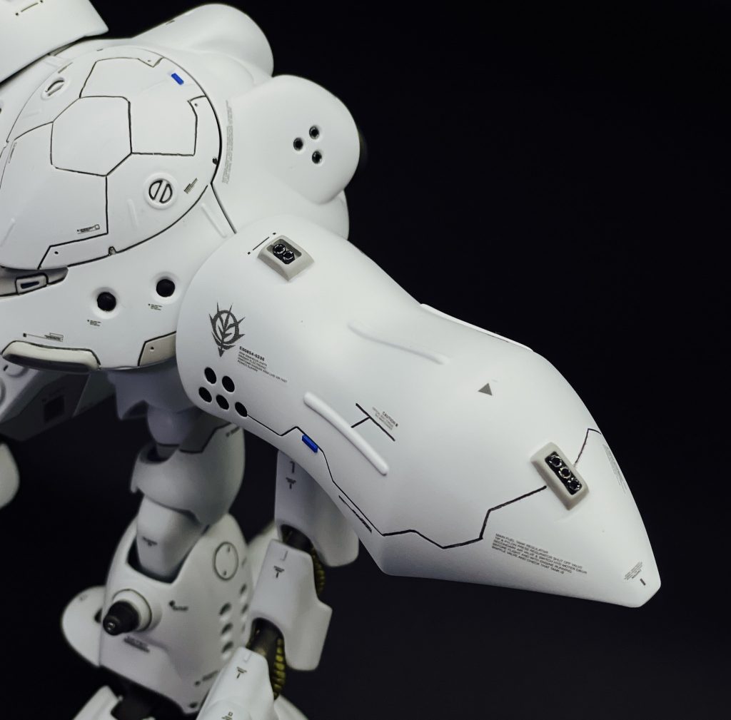 肩パーツのバーニアはメタルパーツで。円モールドは塗り分けです。