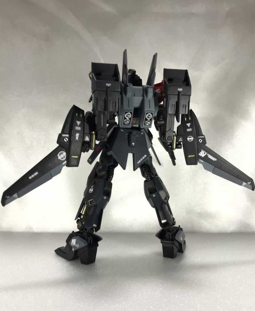 当初は、戦闘機のようなイメージで作っていたのでロービジカラーにしようかなと思っていたんですが、劇中でもいろいろと課題が残る未完成だった百式を、今こそ真の姿として完成形に仕上げてやる!っと思い、カラーリングも以前作った百式を引き継いだ形になりました☺️
