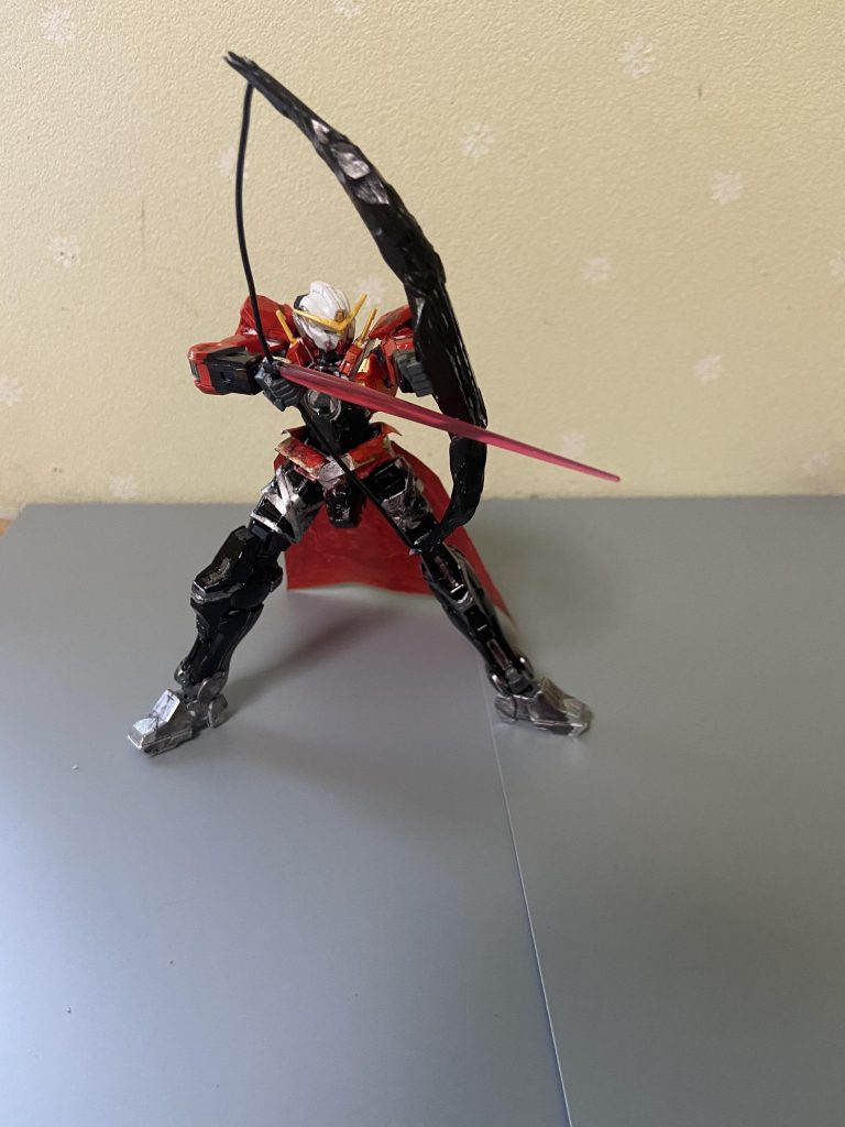 弓黒を基調としたカラーの弓ビームサーベルをならぬビーム矢のフルンディングを撃ち放つことができるもちろん弓なので普通の矢も放てる