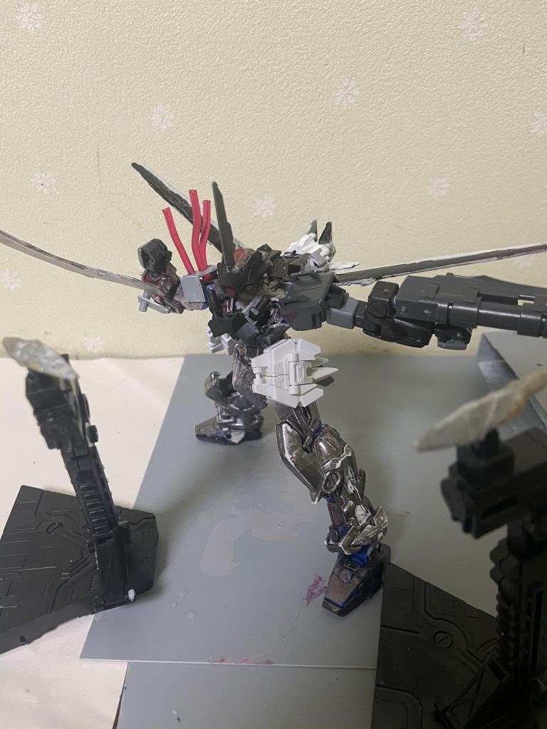 メタルフレームMII(マークII)一度目の戦闘後、新たにドラグーンを参考に開発された試作武装ファングを搭載したメタルフレーム、(元ネタと違い粒子は出ない)腰回りにファングを収納するホルスターのようなものがついている。