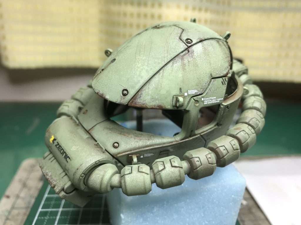 強弱の剥がし方で、錆とNATOグリーンを露出させ、ウェザリングで調整