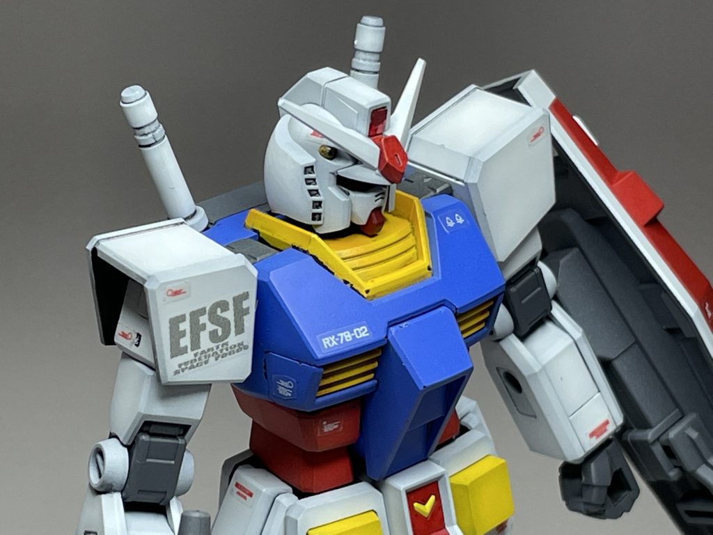 EGの胸パーツは、パーツ間を潜らせたりして、組み上げ方が独特なので、塗装が剥げてしまいましたが、面倒なのでリタッチはしませんでした。