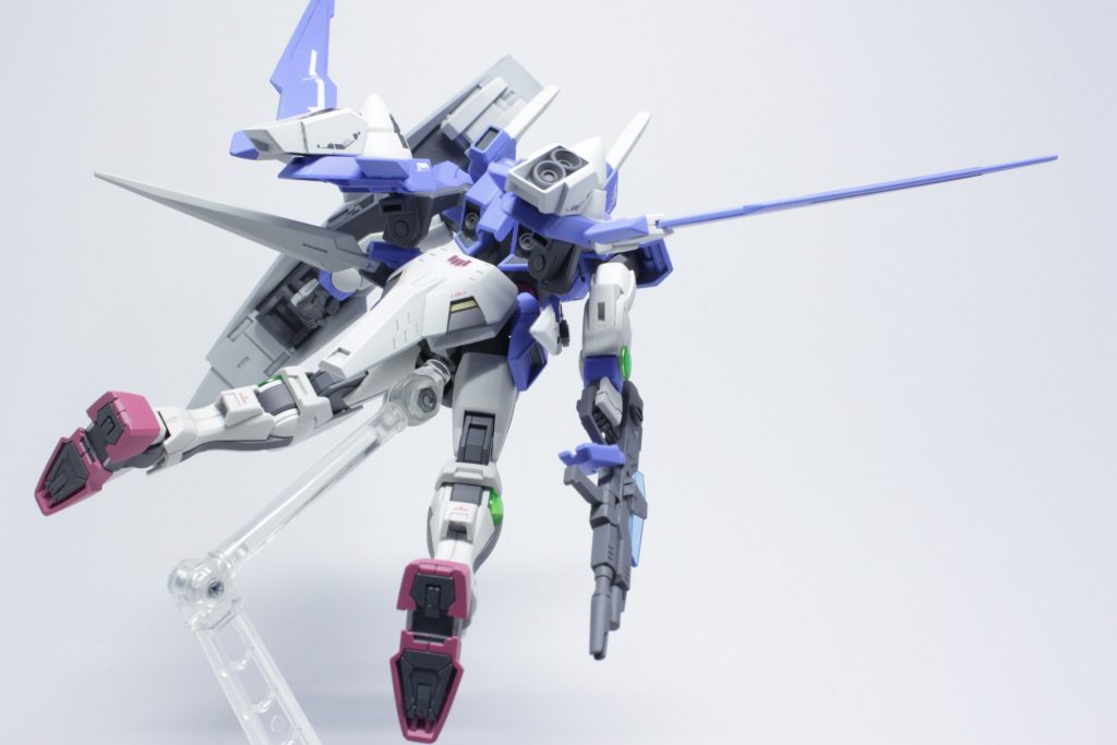 GNドライヴに取り付けたバーニアもお気に入りです。ジムスナイパーⅡのふくらはぎパーツを加工して取り付けました。大型クラビカルアンテナも含めて、ダブルオーライザーを簡易化したもののような雰囲気にしたかったので結構うまくいって満足してます。