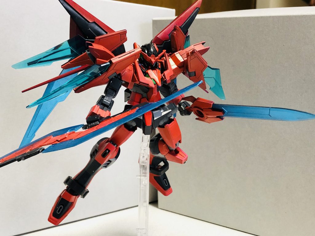 可動域は狭まりますがフル装備はなかなかのボリューム感。最初はエクシアリペアⅡで組もうとしたんですけど、色々妄想した結果アメイジングエクシアで組みました。刺々しさがビルド感あって好きです。それでは〜