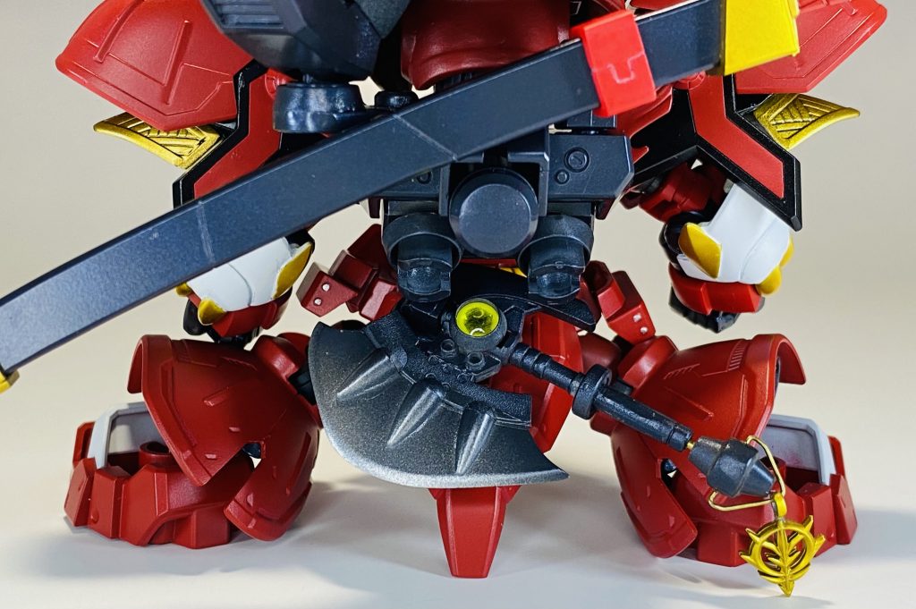 リアアーマーには両刃斧をマウント