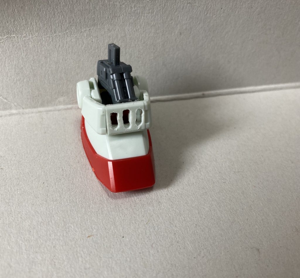 アンクルガードは元々の接続軸を装甲裏ギリギリで切除し、ピンバイスで上下に穴を開口したものをナイフで繋げる加工方式を採りました。