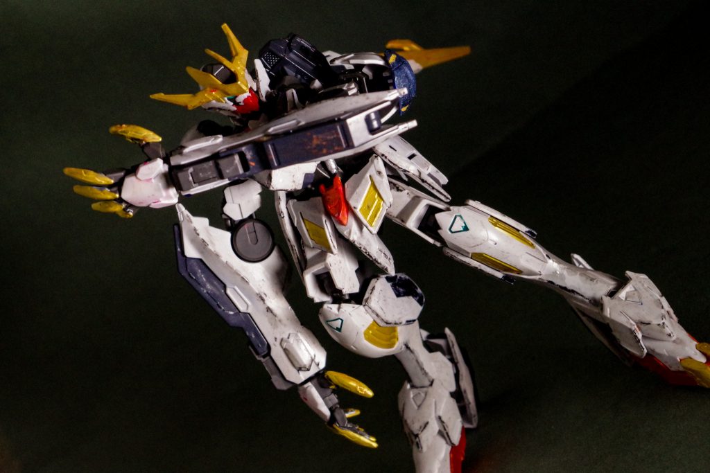 黄色の部分は金色等、部分部分メタルカラーを取り入れプラスチックらしさを消しに行きました油性クレヨン（100均）で汚しては拭き取り、色々な色を重ね行きました