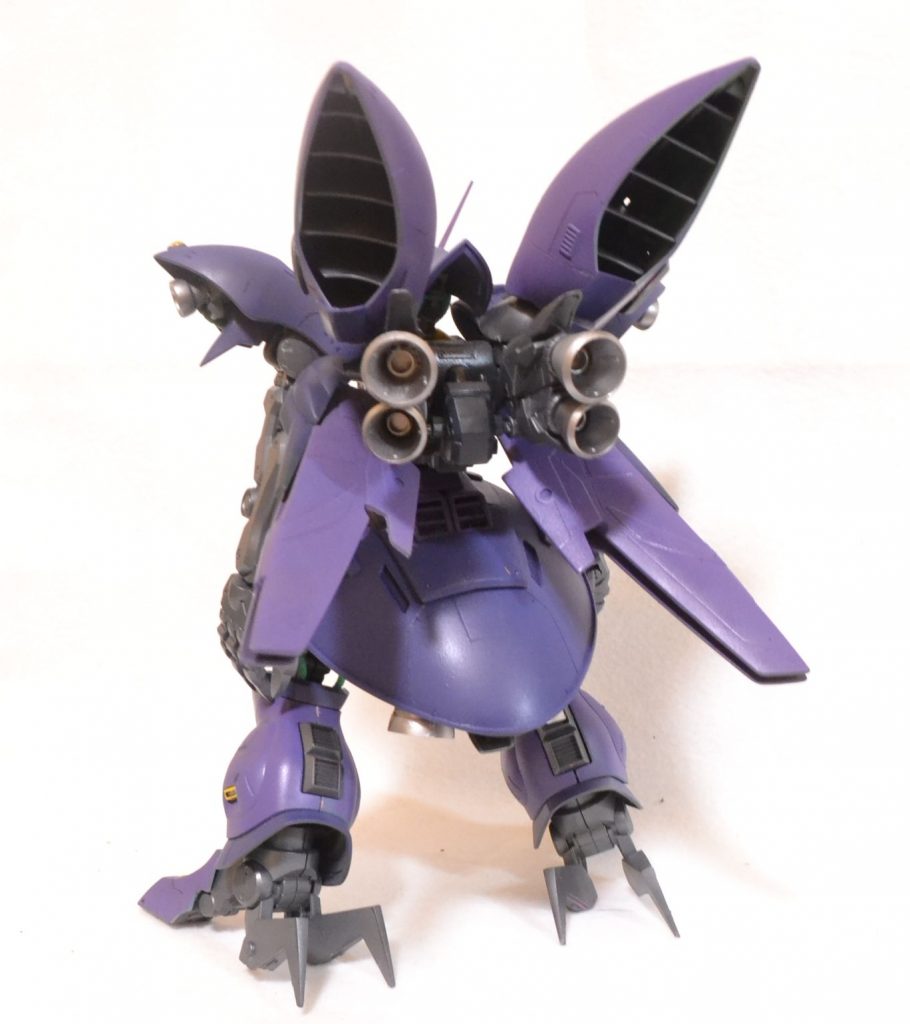 ダンバインのパーツはファンネルコンテナのつもりです。奥からファンネルが射出されます。ファンネルは作ってません（汗）長い羽根は旧キットマスターガンダムのものです。ミノフスキークラフトユニットのつもり。メインスラスター部はSDシナンジュのバックパックを使用しました。これらの推進装置で変形機構を廃したかわりに強力な推進力を発生させ大気圏内でも機動力を確保できる設計となっております！