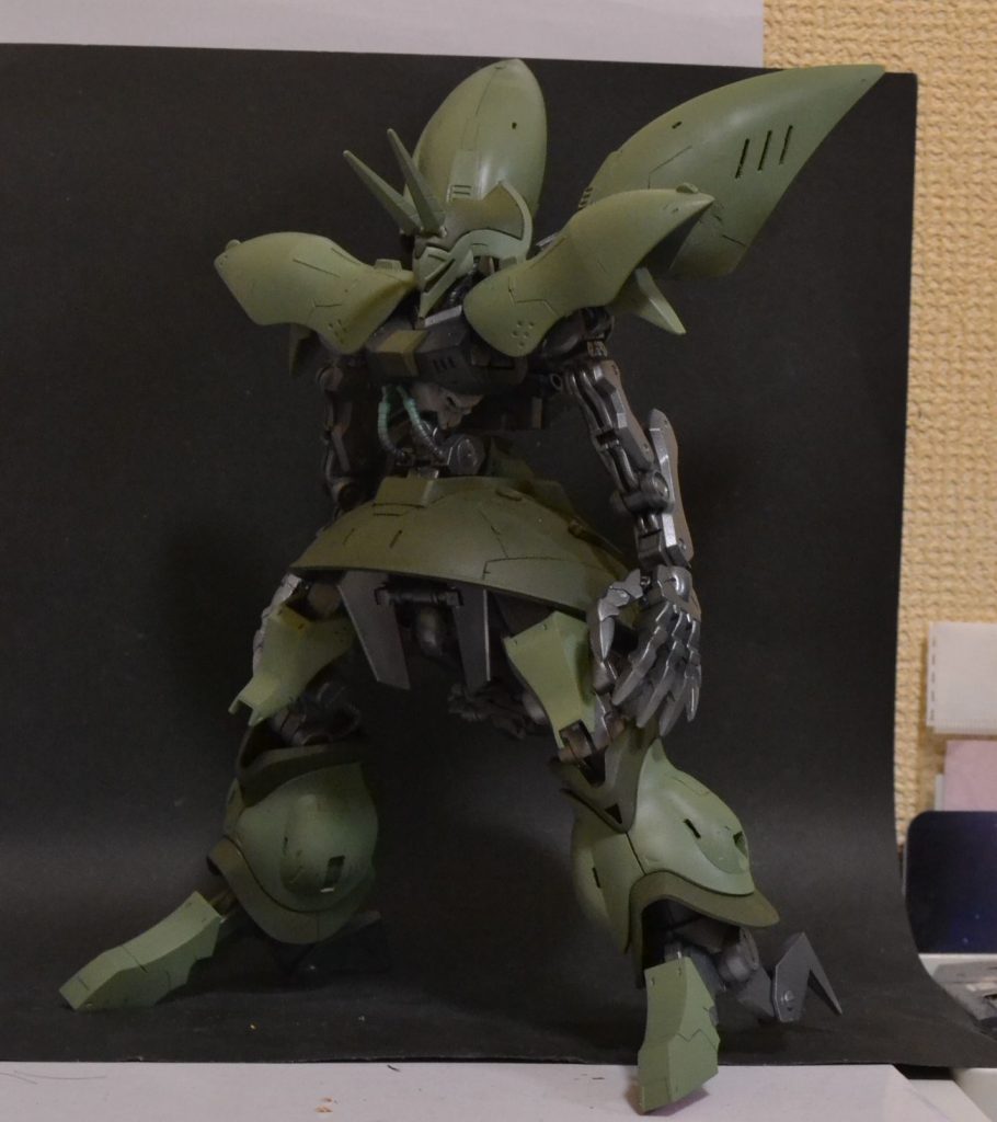 カラーリングが今回一番悩んだところです。はじめに妄想設定に従い、ジオン的な緑を試しました。割と気に入ってたのですが、コンテストだとちょっと目立たないかなと思い不採用。