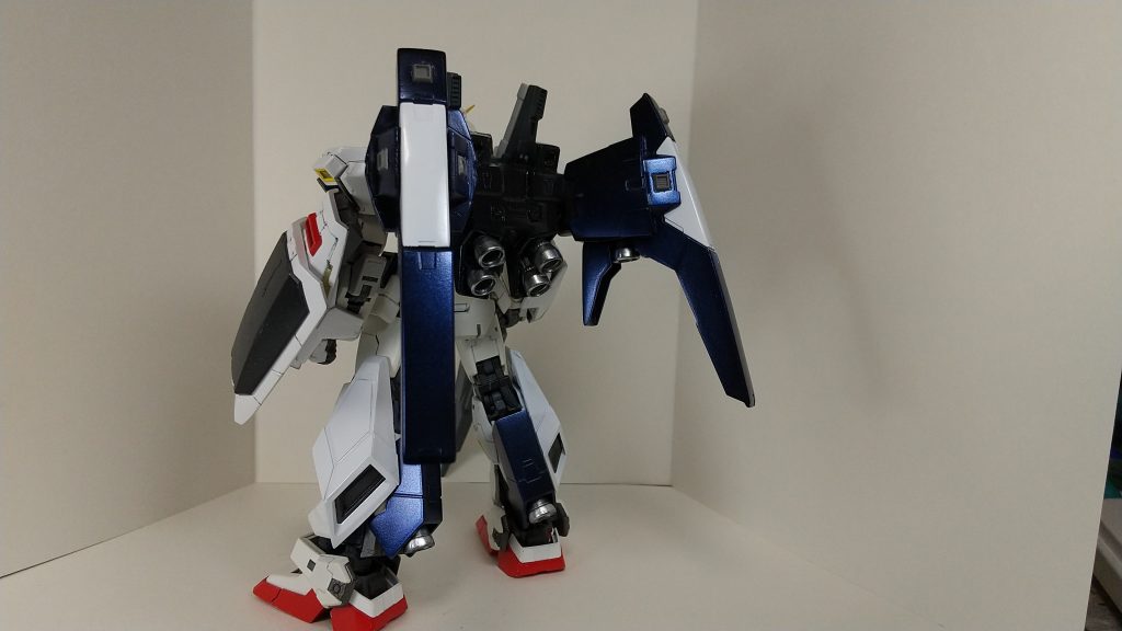 後ろから。バックパックが重いので、介護なしだと思いっきり反ります。右のケーブルが一本つけ忘れていたのが撮影時に発覚。