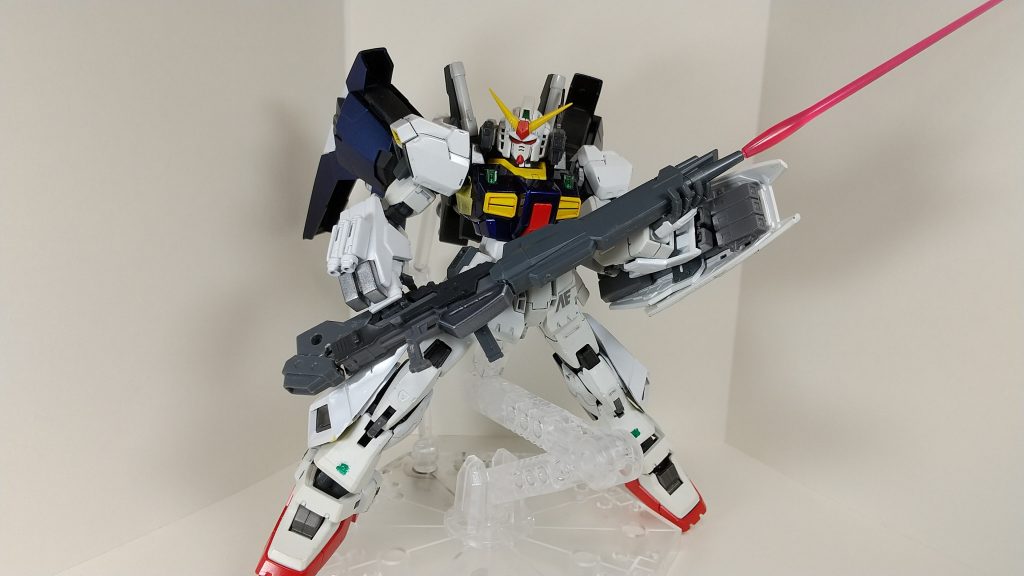 ライフルはロングビームサーベル的なものにも。ZZのアイキャッチのZみたいな格好を。