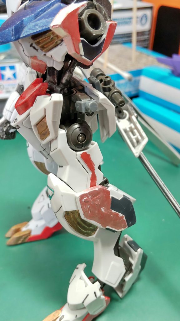幼い頃の私の塗りの雑さがわかりますwあの頃は「パーツをバラす」なんて考え方はありませんでしたからね。塗料はLBX用メタリックブルー(胸部),レッド(側面ライン)です。なぜまだ使えたのかは分かりません(汗)多分10年前とかの物?ですかね。ちなみに今は塗料切れで使えません。気に入ってたので悲しい()