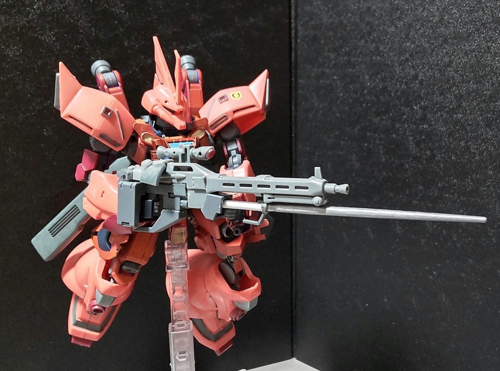 ○バヨネット式大型ビームマシンガン本機のメイン武装で、銃身の下にヒートサーベルを取り付ける事で、バヨネット（銃剣）タイプにもなります。出力調整が可能で、連射モードと単射モードの切り替えが行なえます。※旧キットのゲルググJのビームマシンガンとグレイズの専用ライフルをミキシングして作成しました。