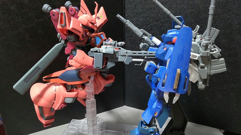 ○零距離ビームマシンガン本機の大技で、マシンガンを構えたまま高速接近で敵機に突撃し、ヒートサーベルを突き刺した所にビームを撃ち込むといったもの。※0080本編でもゲルググJが機動性を活かして、ジムコマンドに急接近し、マシンガンでコックピットを突き刺した所に零距離で撃ち抜くといった芸当を披露していました。このシーンはカッコいいので、一見の価値はアリです。