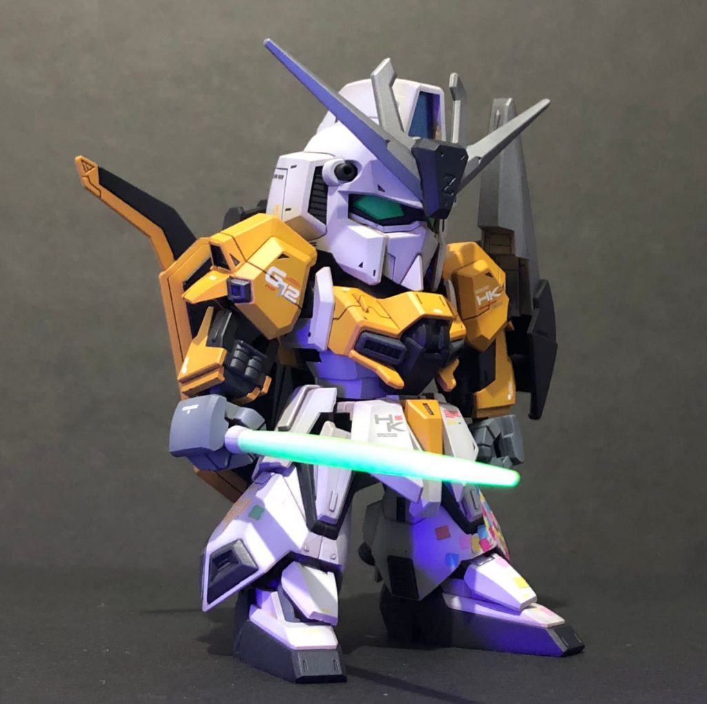 ビームサーベルは蛍光塗料を使ったのでブラックライトを当たると光ります。