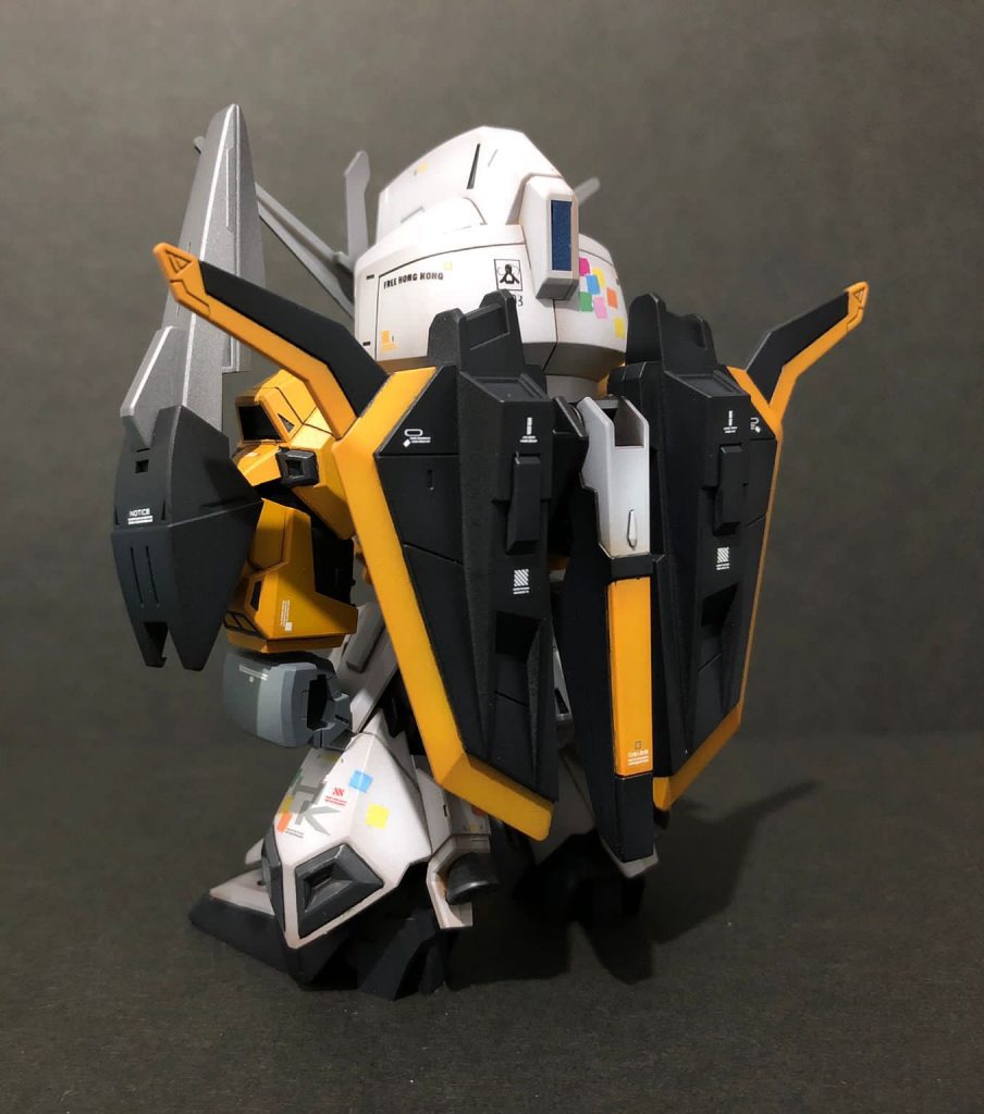 バックパック以外はマスキング塗装してません。スラスターなどの細部塗装は全部クレオス水性で筆塗しました。はみ出しはマジックリンで拭き取ります。マジックリン最高です。