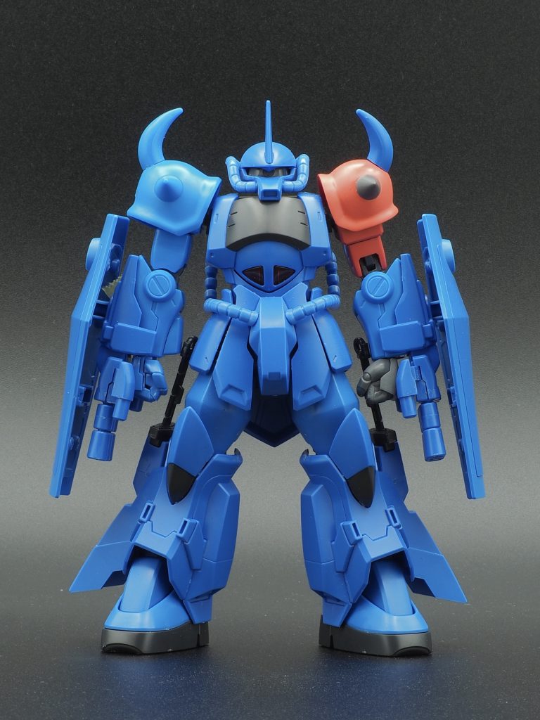 武器が腕の外側に付くデザインのため、腕の可動方向が限定されいまいちカッコいい立ちポーズが取れないのがどうしても気になりました。これを解決するために、新HGUCシャアザクの肘関節を移植しました。ついでに上腕全体も移植。これによって肩アーマーが小型化され、足首までのラインが自然なハの字になりました。