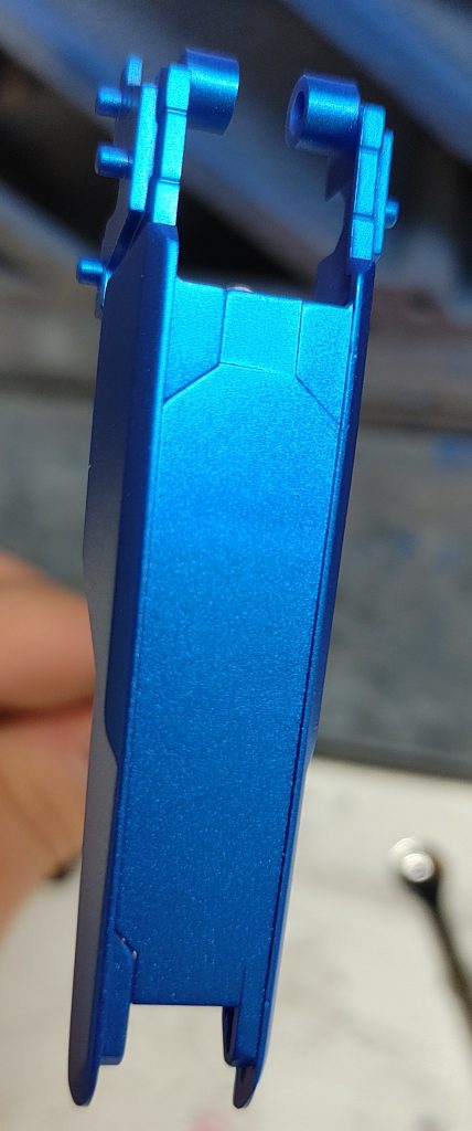 サフすら吹かずに直接ガイアノーツのプライマリーメタリックブルーをエアブラシで吹いてます。プライマリーメタリックシリーズ多分こういう使い方じゃないと思うけどこまけぇこた良いんだよ。