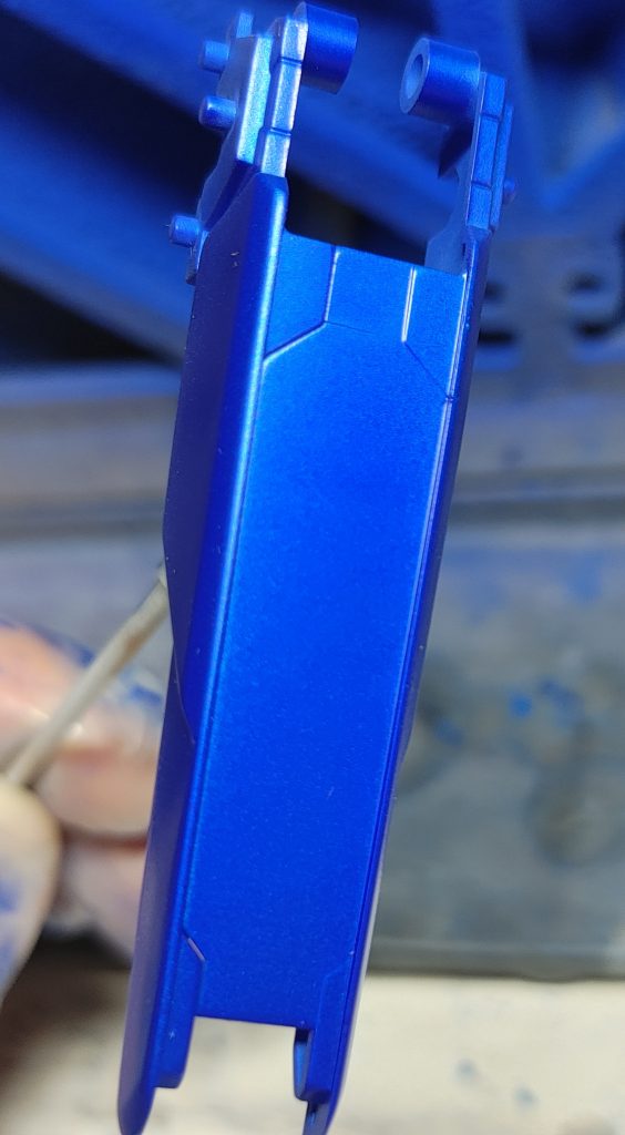 先の写真の上にこれまたガイアノーツのウルトラマリンブルーでコーティングしてます。この組み合わせでの塗装をフレームアームズガールでもする予定だったので、その予行演習的な意味合いの強いアヴァランチくんでした。