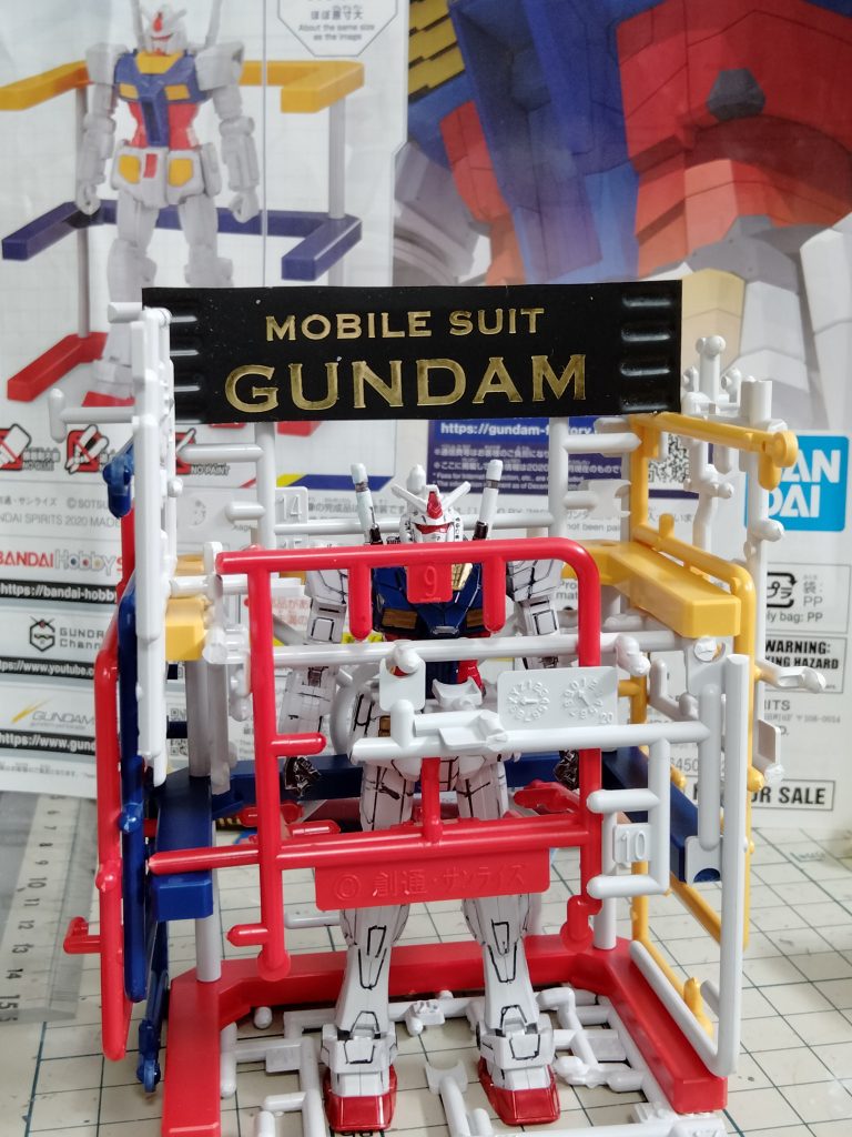 後ろの完成見本ではハンガーが寂しいと感じたので、ランナー同士を流し込み接着剤でつなげています。