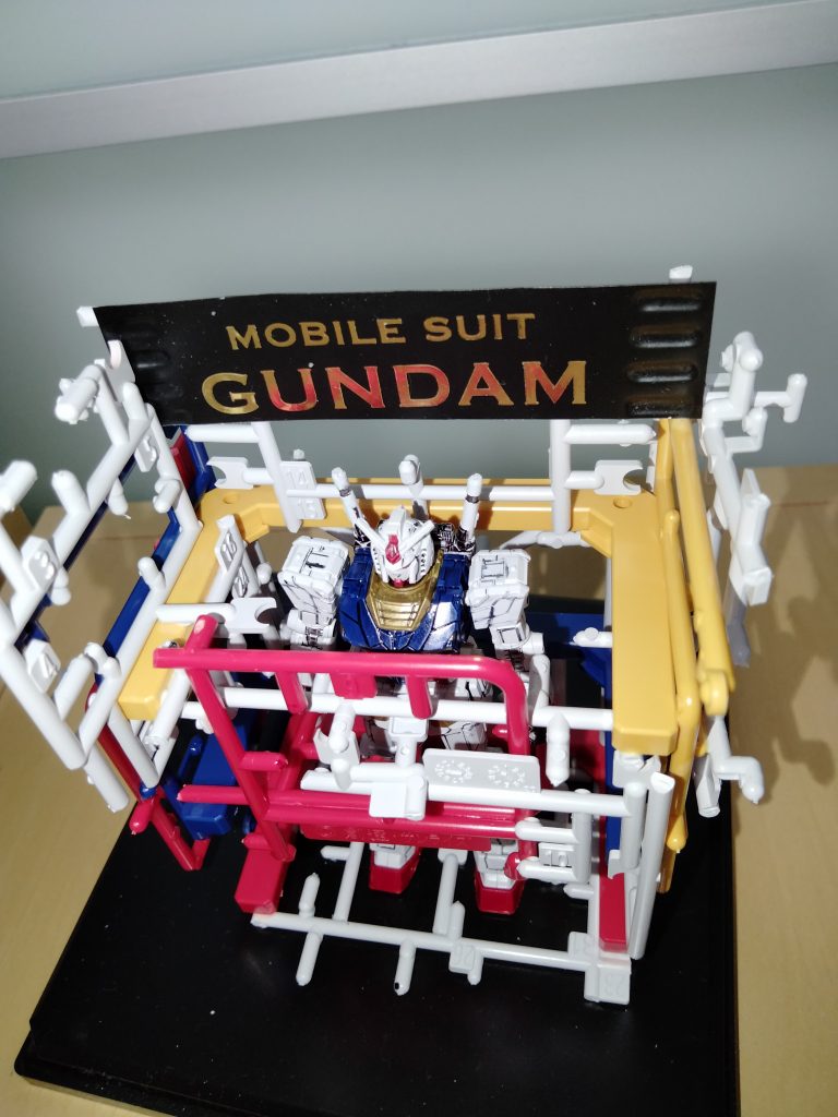 ネームプレートは、以前デパートで買ったガンダムチョコの文字をハサミで切り取ったものを使用。