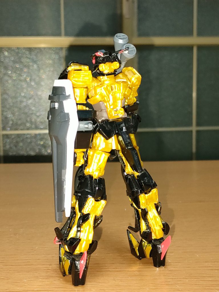 マガクイノタチが有る背中。欠損した右腕の代わりにブリッツの腕とミラージュコロイド対応の装甲に非殺傷新武装が追加される。