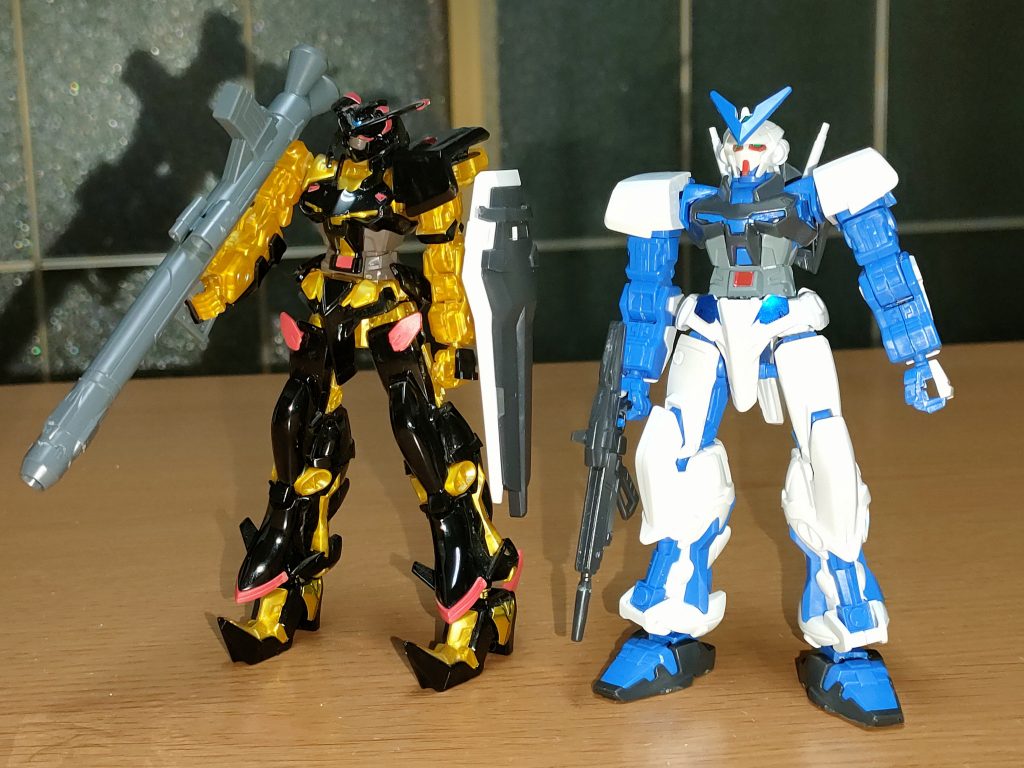 旧型のブルーフレームと並べたが、背丈そんなに差は無い。バズーカとシールドはブルーの物を拝借。