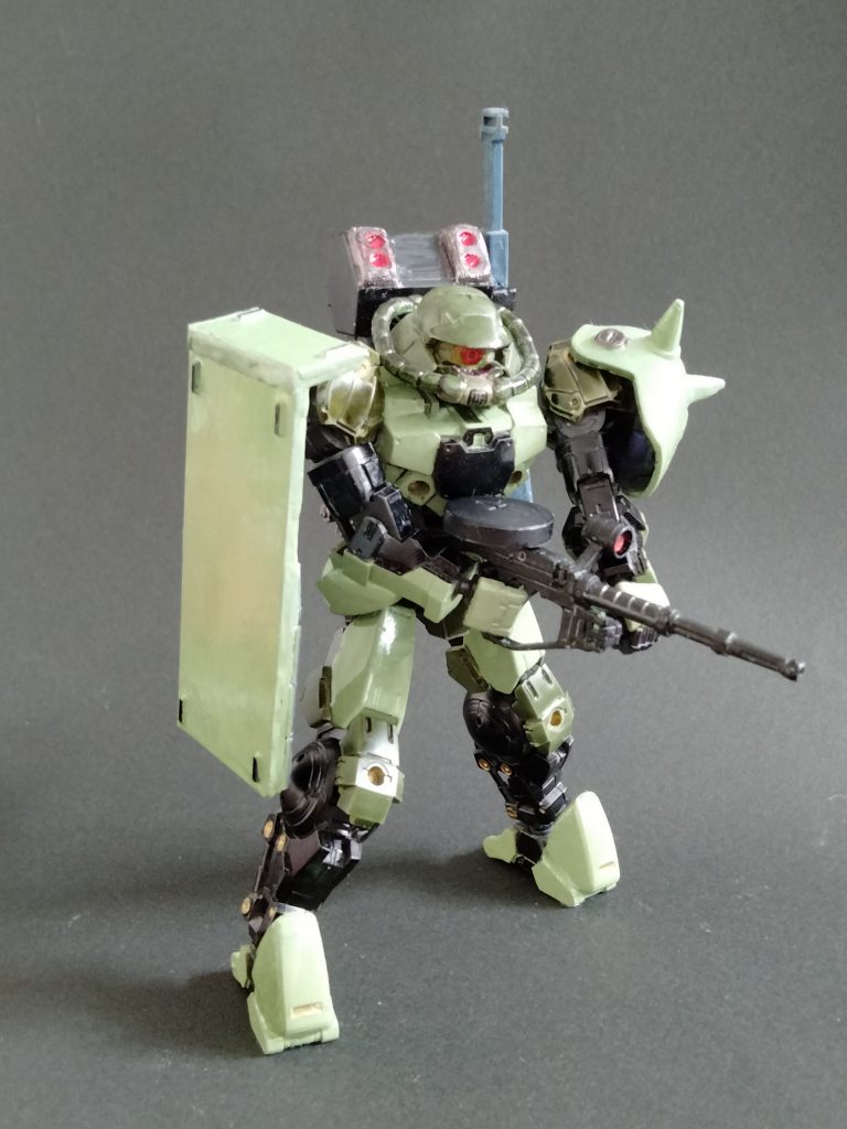動力パイプとマシンガンはＦＧザク、左肩のスパイクはハイザック、つま先部分にザクハーフキャノンの余剰パーツを使いました。