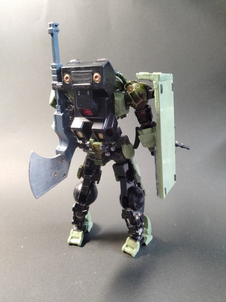 バックパックはグリモアから拝借でっかい斧を取り付けられます。臀部にはザクのクラッカーも取り外し可能です。