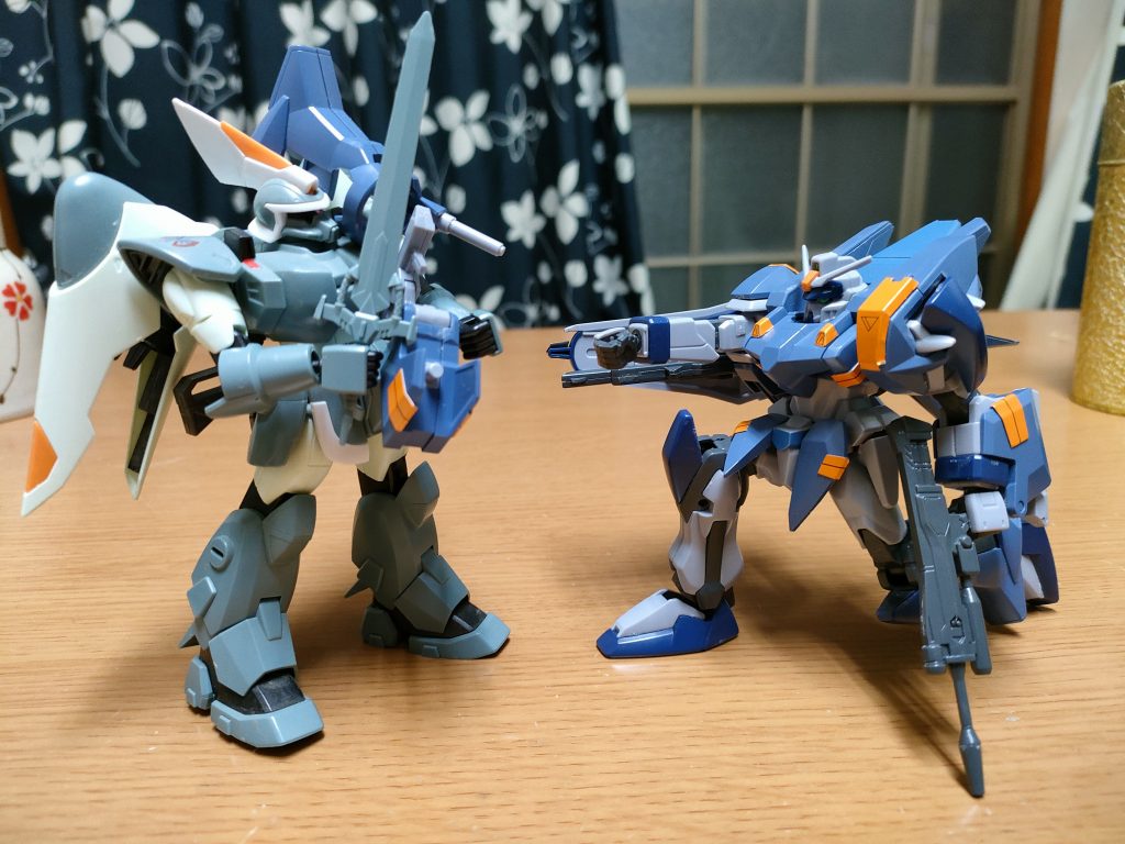 ブルの追加装甲をジンに当てた姿。ロングダガーで採用されたパージ後に閃光弾となり目眩ましを掛ける機能も搭載している。