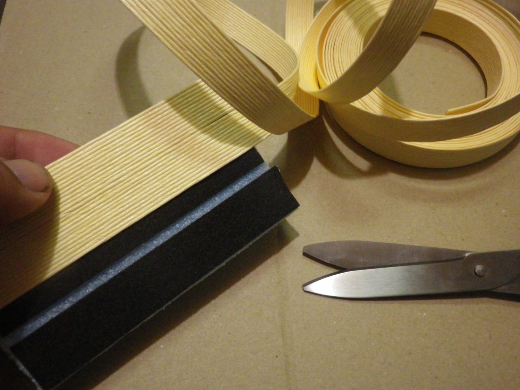 畳の作成はベースは建築現場ならいくらでも手に入る?建築資材のスチレンボードの適当な端切れ!、表層は百均アイテムの”ペーパクラフトバンドキット・カジュアルカラー6mm”を両面テープで張り付けます。