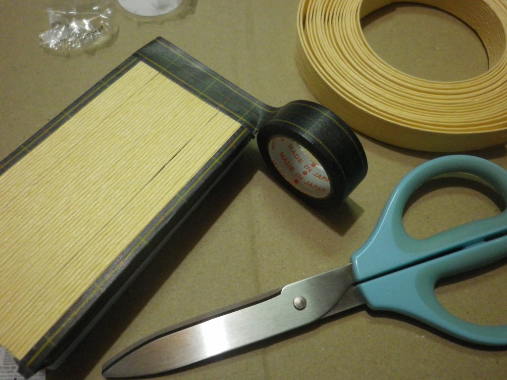 畳のヘリは同じく百均アイテムの模様付きのマスキングテープを貼り付けてデコレートして完成です。正味?220円+αで工作できるのであなたもレッツト!(笑)