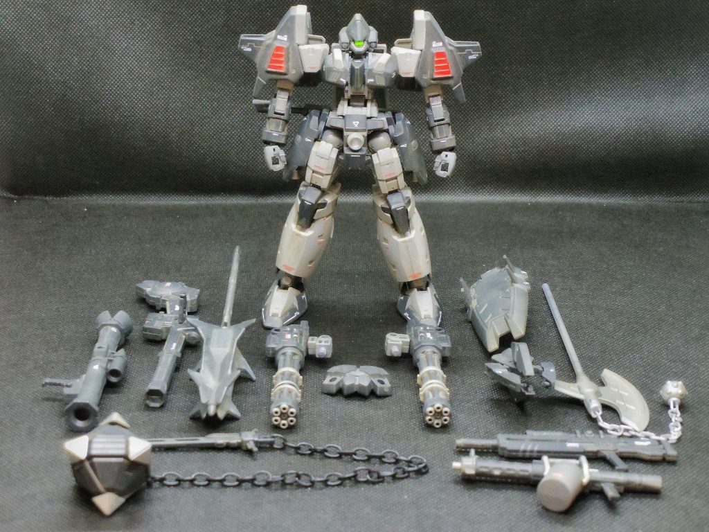 今回サーペントには、複数の武器バリエーションを用意しました。パイロットのテロリストが各々の好みで使用する感じです。トップ画像の複数いるサーペントは合成です。1機しか作ってません。よく可動するサーペントにしたくて、胴体や太腿に30mmシリーズのパーツを、腕はAGE2となっています。