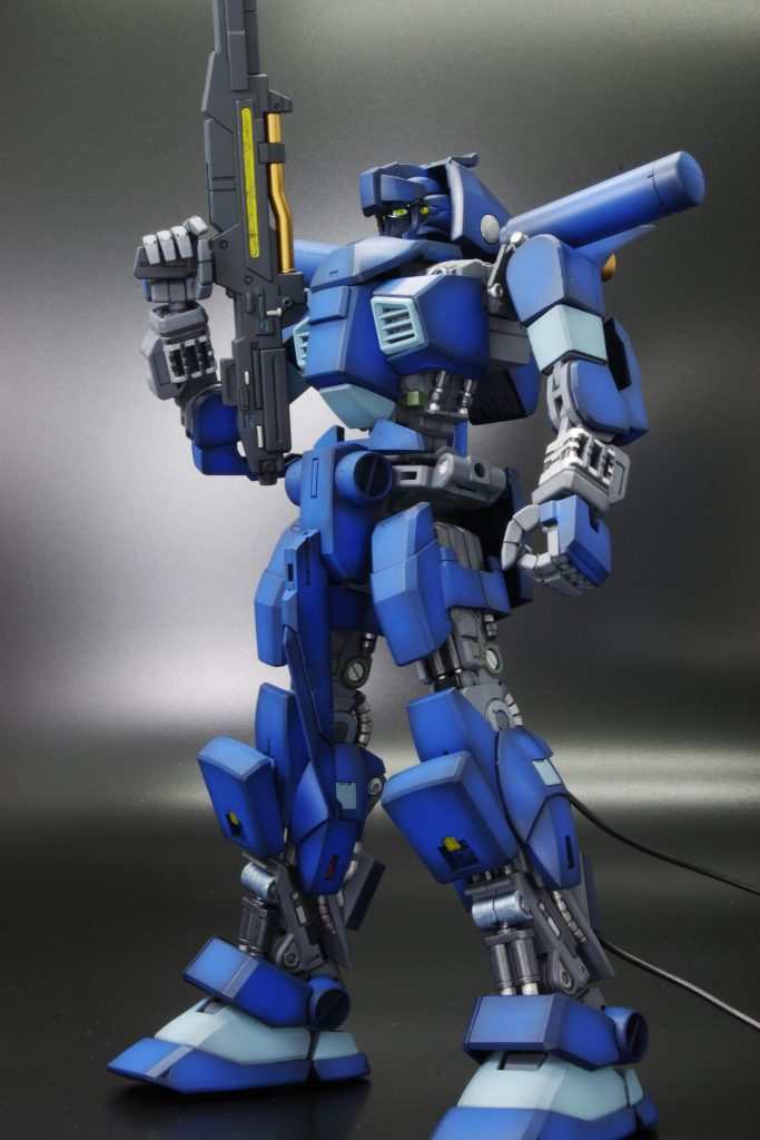 モチーフにした九朗はVer.2なので、武器は日本刀ではなく対戦車ライフルです。持たせたのはMGリゼルのライフルですが。