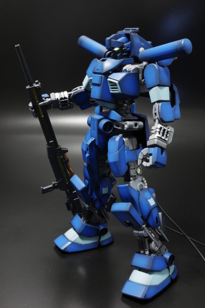 顔はジャンク箱の中に転がっていたF91のフェイスオープンです。ツインアイの顔をネモで表現するには自分の技術がなさすぎた…。