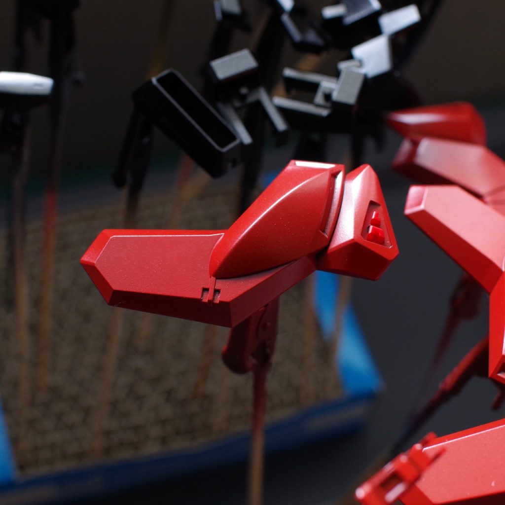 思ったように黒下地からの赤が乗らなかったので、何度も色を重ねています。薄っすら黒サフによって影ができているのが綺麗です。