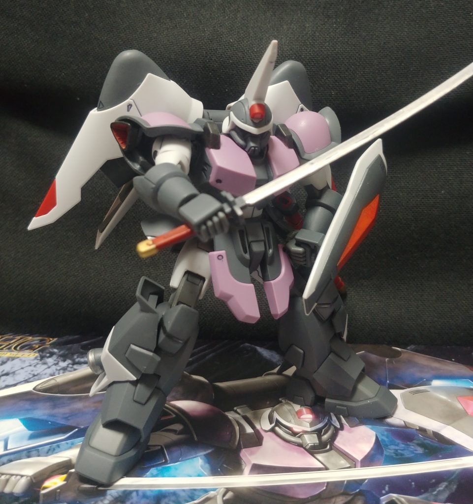 刀が成形色のグレー1色なので塗装しましたが、鞘に納めても握らせても絶妙な隙間があって、塗装が剥げにくいのが素晴らしいキットでした。