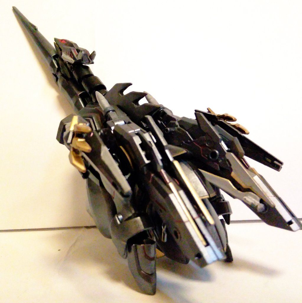 後ろから。　色んなパーツを後ろに集約しているので、だいぶ高密度な感じがします。　ちなみに今作はトランスフォーマーのジェットファイヤー（実写版）に触発されて真似しようと思っていたのですが、無謀でした(-_-;)結局ガンダム的な変形になっちまった....そんなこともあって、戦闘機っぽいフォルムやカラーリングになっています。では制作過程です