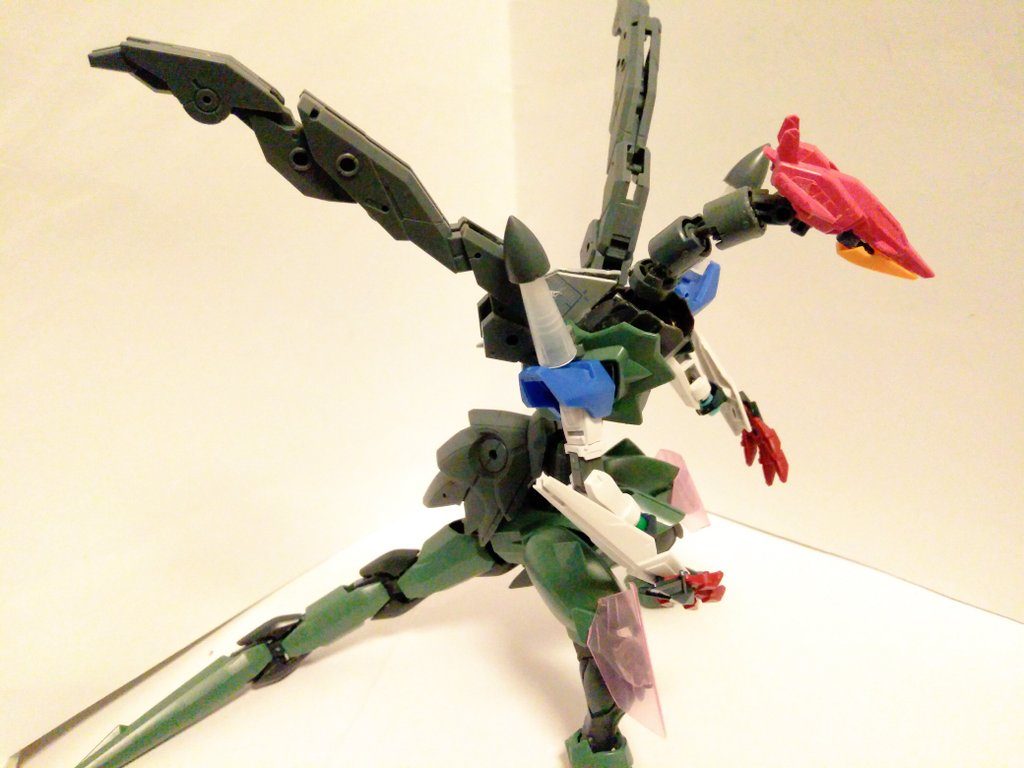 塗装前。　ダナジンをめちゃくちゃ使ってます。　下半身なんかほとんど無改造のまま使っちゃってますね。　　ちなみに膝と肩の透明なパーツは不採用になりました。