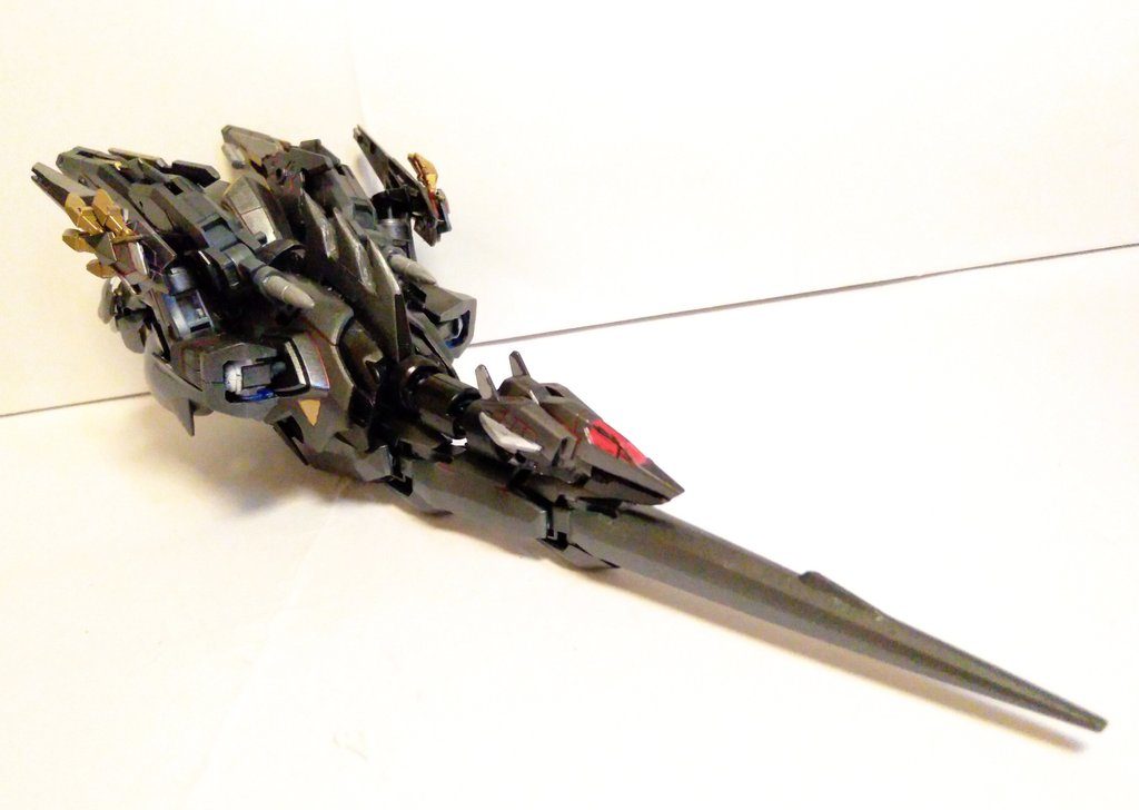 そして可変ギミックです。　ダナジンにも可変機構はありますが、もっとフォルムを変化させたかったので、色々と手を加えました。と言っても胴体を尻尾側に折りたたみ、手足や羽根をまとめるだけ....なのですが、無改造のダナジンと蛇腹パーツのままだと、ここまでコンパクトには折りたためないのです。ですので蛇腹パーツと腰の干渉部を可能な限り削ったり、胸に開閉ギミックを追加したりしました。（目立たねぇ....）