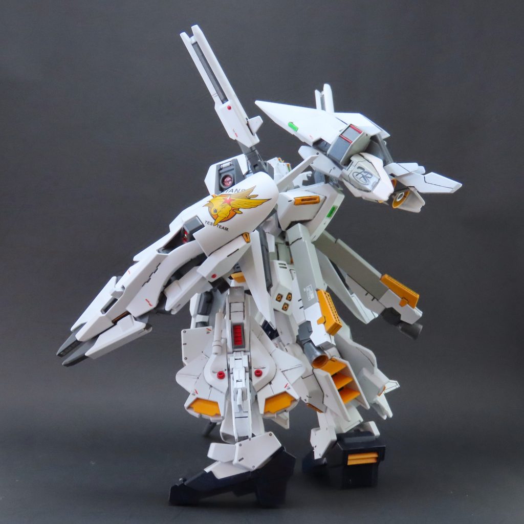 背面のブーストポッドはさらにバーニアを追加します。これは30MMやビルダーパーツでミキシングしました。ヘイズルのブーストポッド自体もちょっとカタチを変更します。