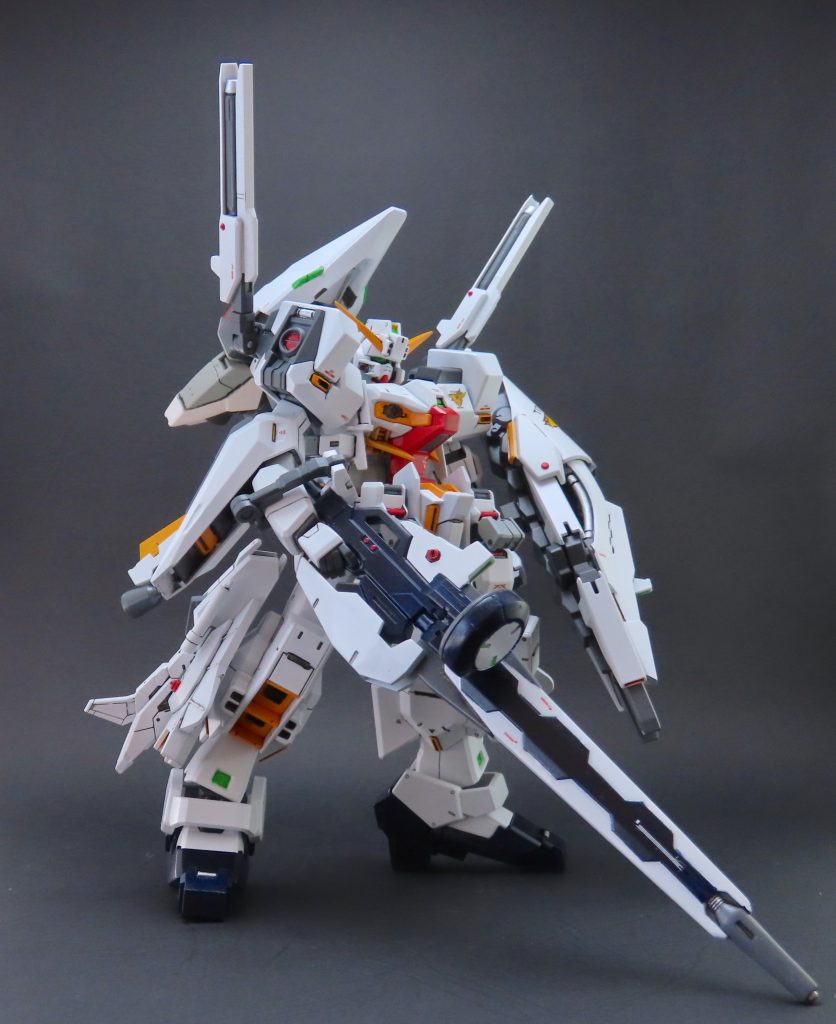 ライフルは重すぎるので右前腕はアームユニットを追加して、ライフルをしっかり保持できるようになりました。アームユニットはプリムローズや30MMのパーツで作ります。