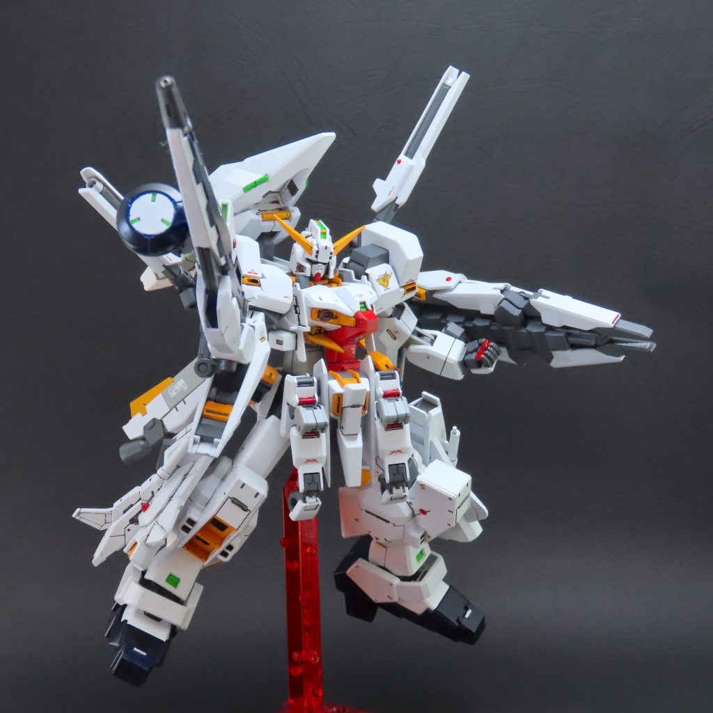 アンテナを延長して、シャープ化した。プリムローズの白い胴体横パーツを装備します。肩装甲、頭頂部のセンサー、アンクルガード、前腕の合わせ目は消して、後ハメ加工にします。